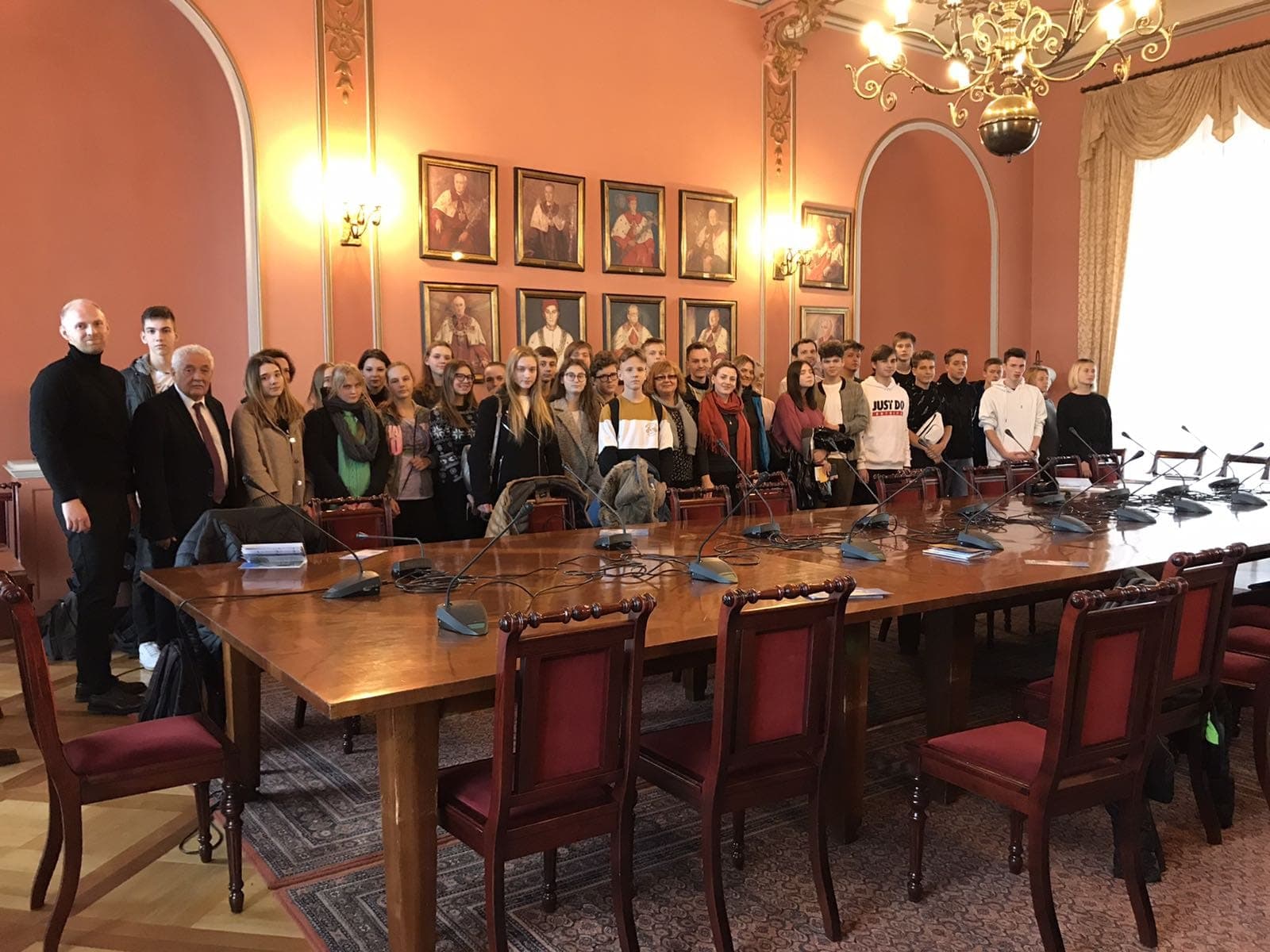 Учні Centrum Polonijne в залі сенату краківського університету з портретами на стінах і довгим столом засідань